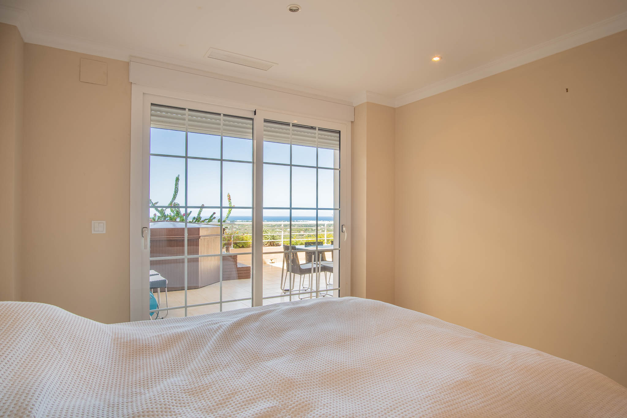 Apartamento en Venta 1, Lujoso apartamento en La Sella, Pedreguer. Disfrute de 3 dorm., 2 baños, terraza con jacuzzi y vistas al mar. Exclusiva urbanización con golf, piscina y segurid
