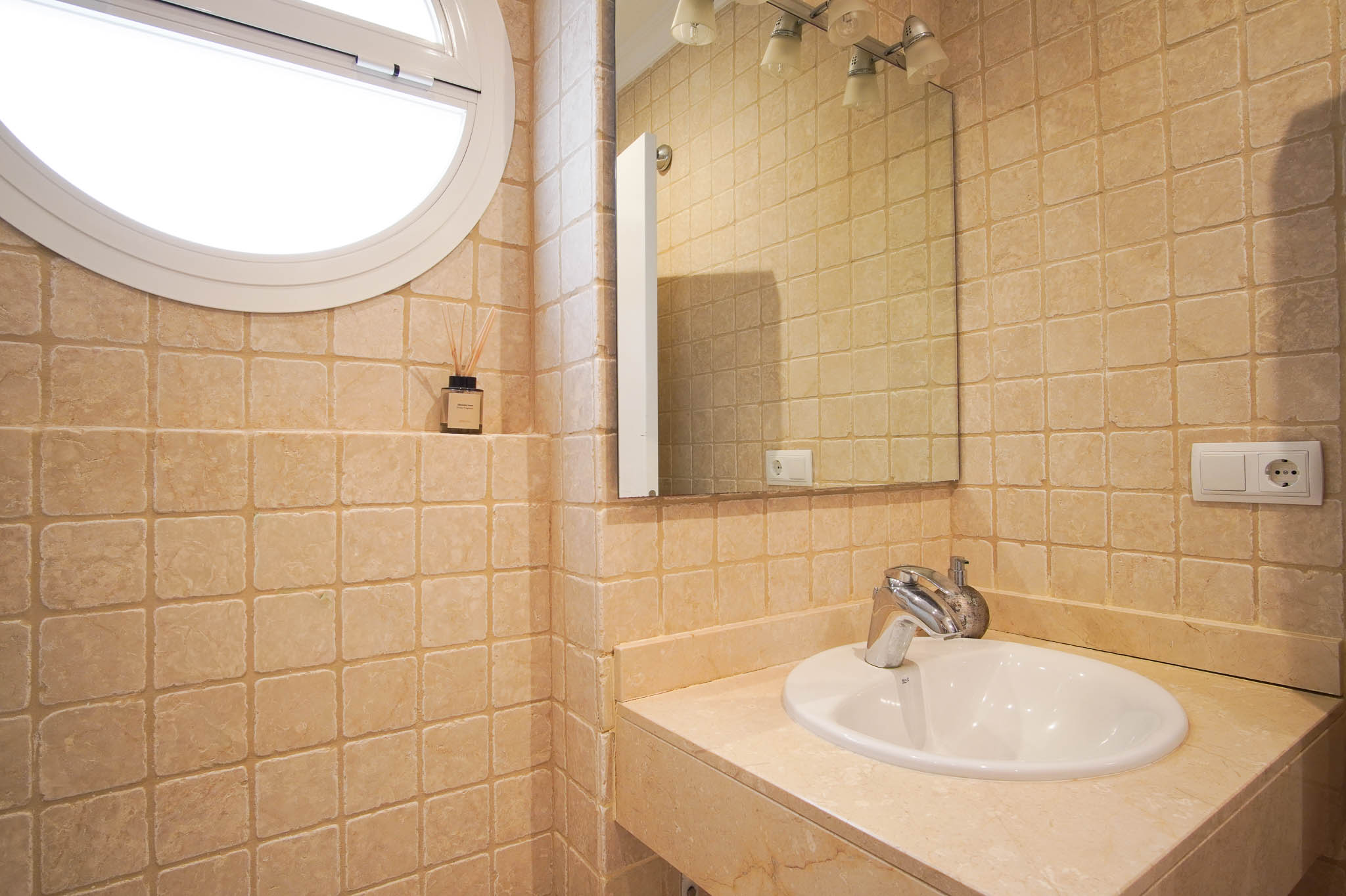Apartamento en Venta 1, Lujoso apartamento en La Sella, Pedreguer. Disfrute de 3 dorm., 2 baños, terraza con jacuzzi y vistas al mar. Exclusiva urbanización con golf, piscina y segurid