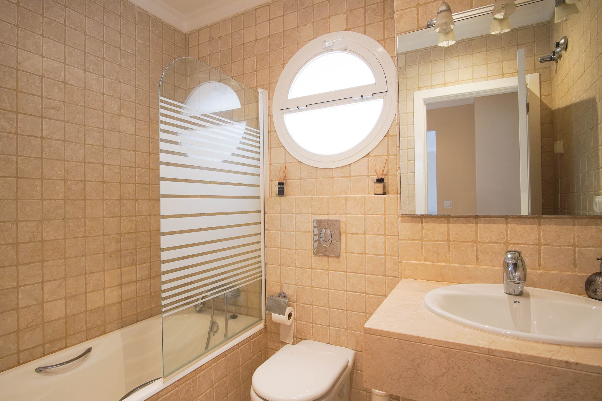 Apartamento en Venta 1, Lujoso apartamento en La Sella, Pedreguer. Disfrute de 3 dorm., 2 baños, terraza con jacuzzi y vistas al mar. Exclusiva urbanización con golf, piscina y segurid