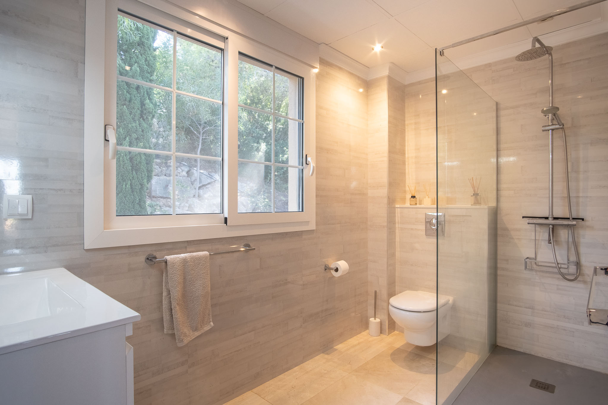 Apartamento en Venta 1, Lujoso apartamento en La Sella, Pedreguer. Disfrute de 3 dorm., 2 baños, terraza con jacuzzi y vistas al mar. Exclusiva urbanización con golf, piscina y segurid
