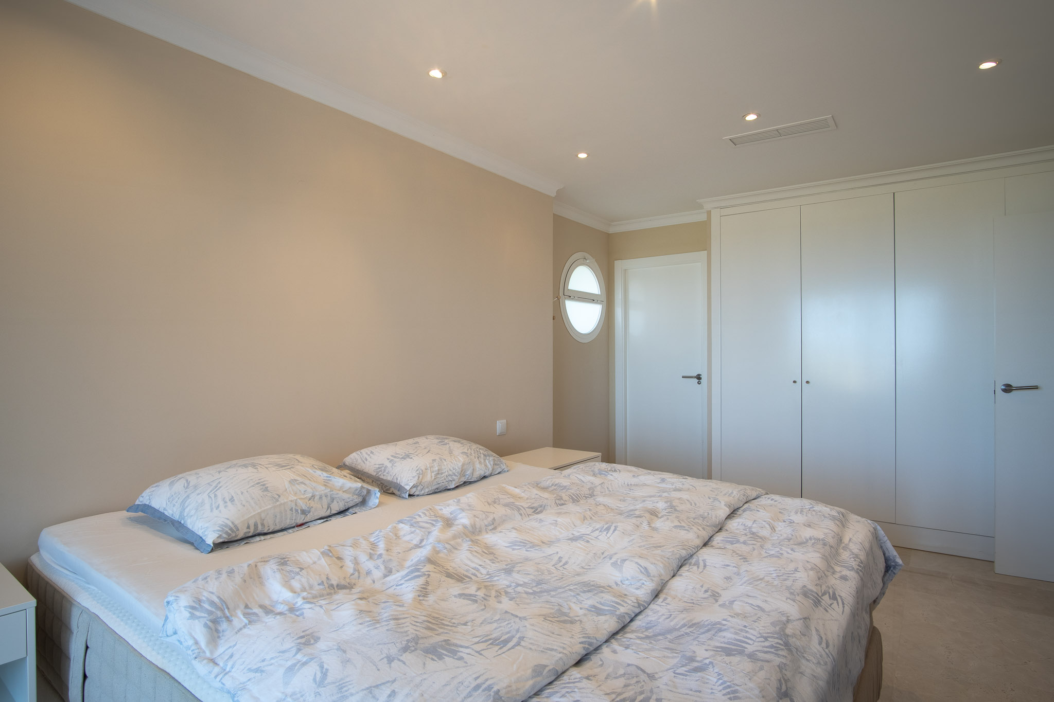Apartamento en Venta 1, Lujoso apartamento en La Sella, Pedreguer. Disfrute de 3 dorm., 2 baños, terraza con jacuzzi y vistas al mar. Exclusiva urbanización con golf, piscina y segurid