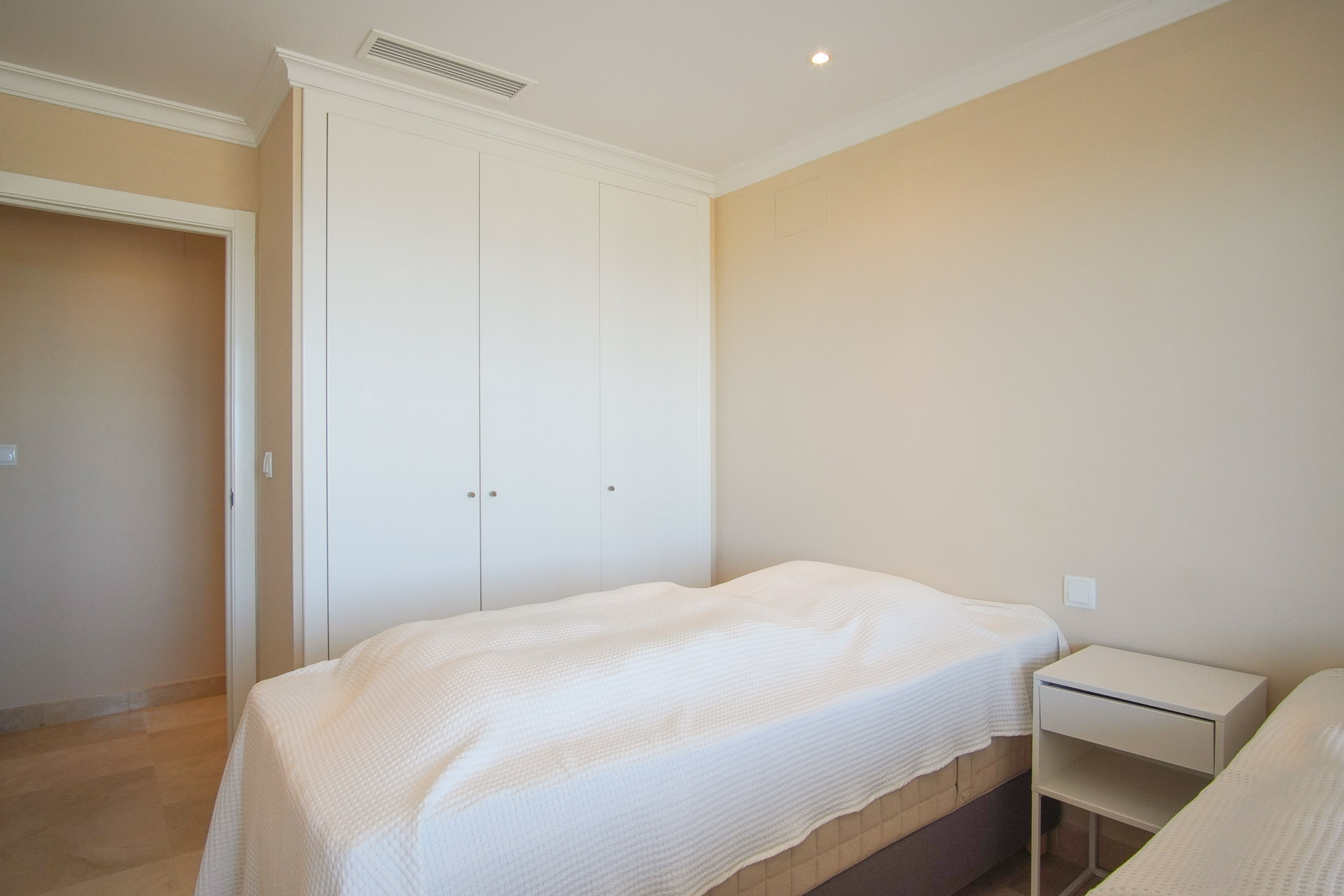 Apartamento en Venta 1, Lujoso apartamento en La Sella, Pedreguer. Disfrute de 3 dorm., 2 baños, terraza con jacuzzi y vistas al mar. Exclusiva urbanización con golf, piscina y segurid