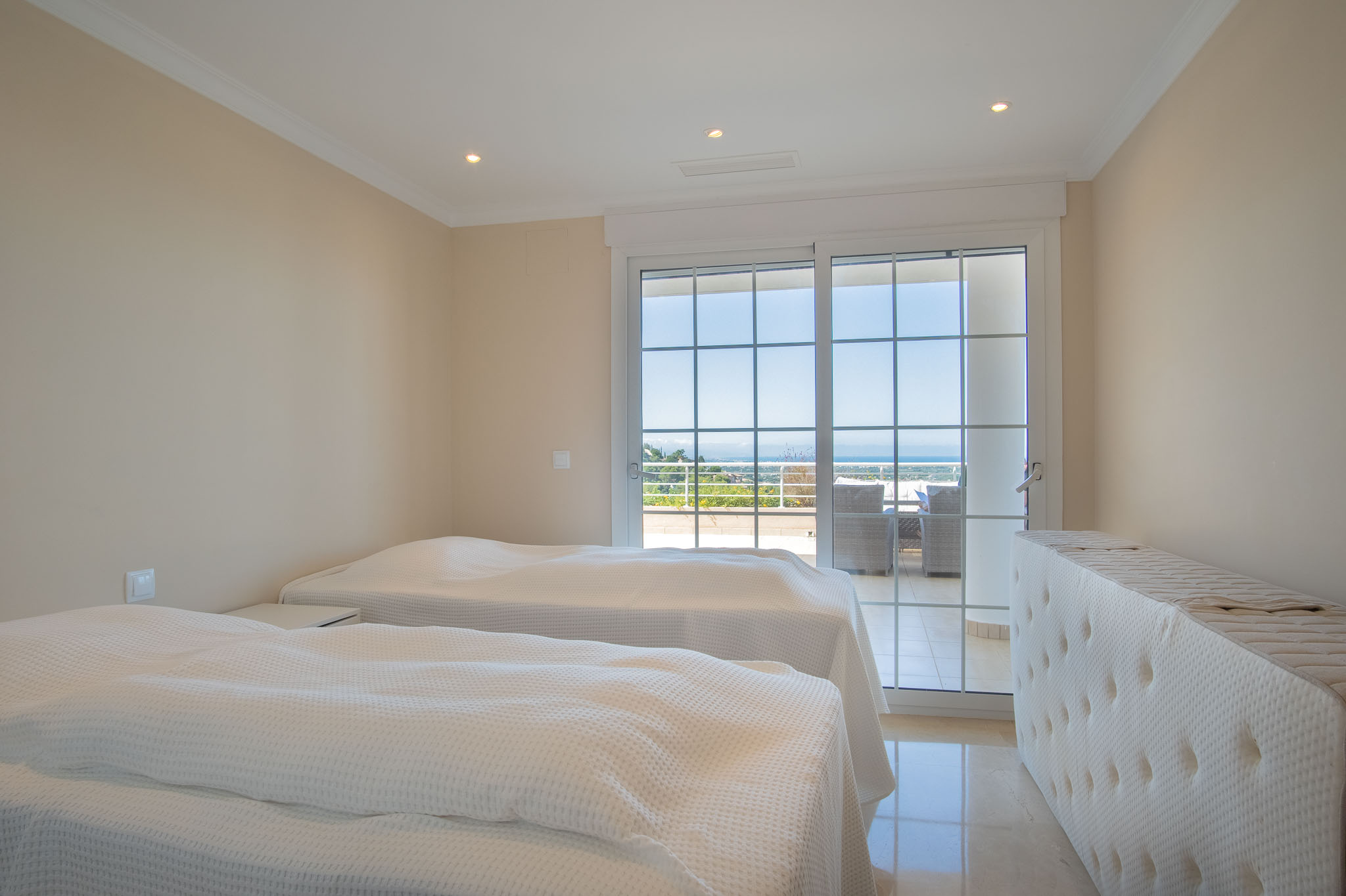 Apartamento en Venta 1, Lujoso apartamento en La Sella, Pedreguer. Disfrute de 3 dorm., 2 baños, terraza con jacuzzi y vistas al mar. Exclusiva urbanización con golf, piscina y segurid