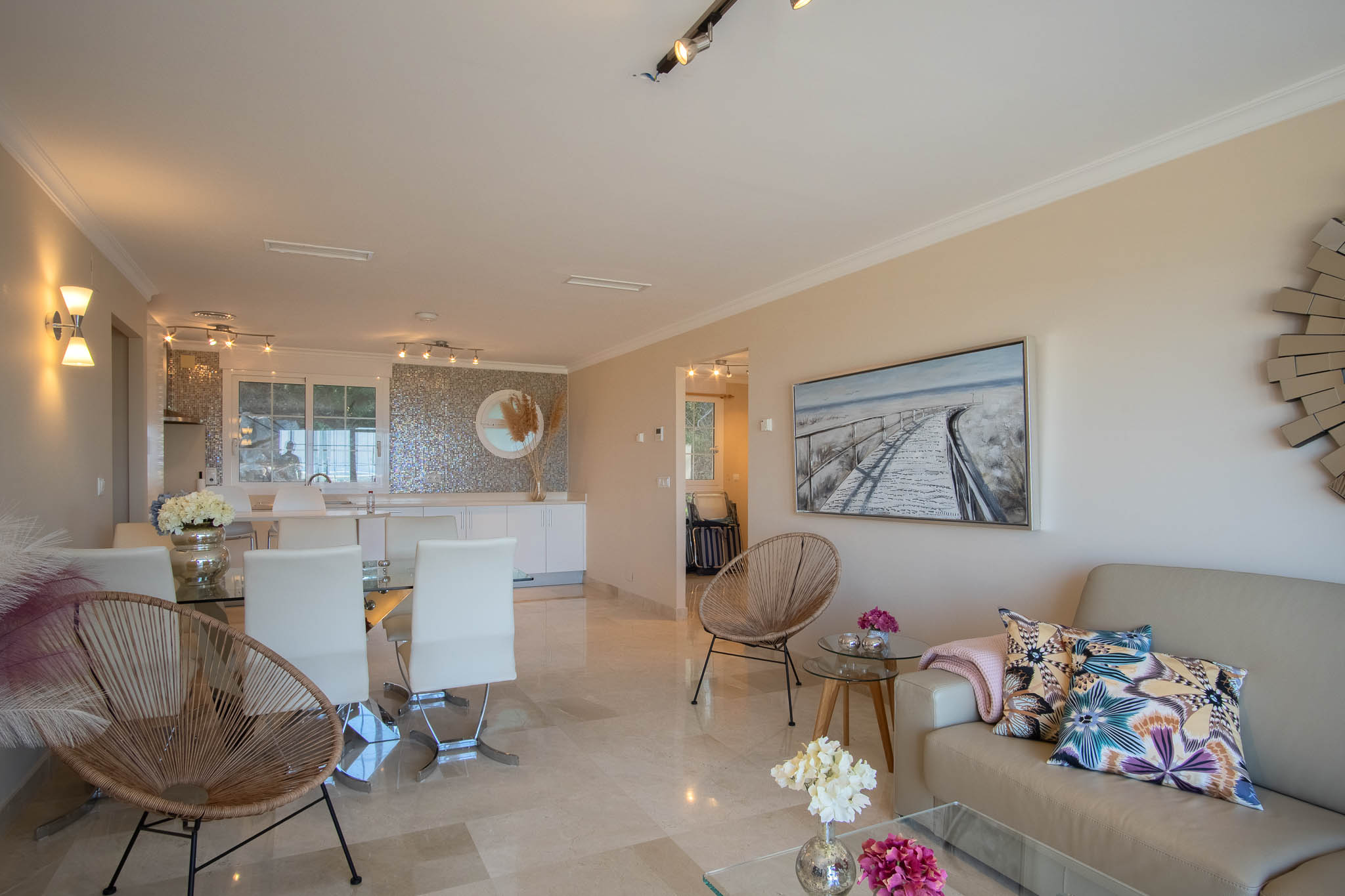 Apartamento en Venta 1, Lujoso apartamento en La Sella, Pedreguer. Disfrute de 3 dorm., 2 baños, terraza con jacuzzi y vistas al mar. Exclusiva urbanización con golf, piscina y segurid