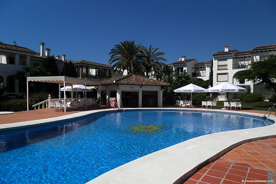 Estepona: Apartamento con Vistas al Mar en Hacienda Beach, Apartamento excepcional en Hacienda Beach, Estepona. 2 dorm, vistas al mar y acceso directo a la playa. Disfruta la Nueva Milla de Oro con piscina, seguridad 24