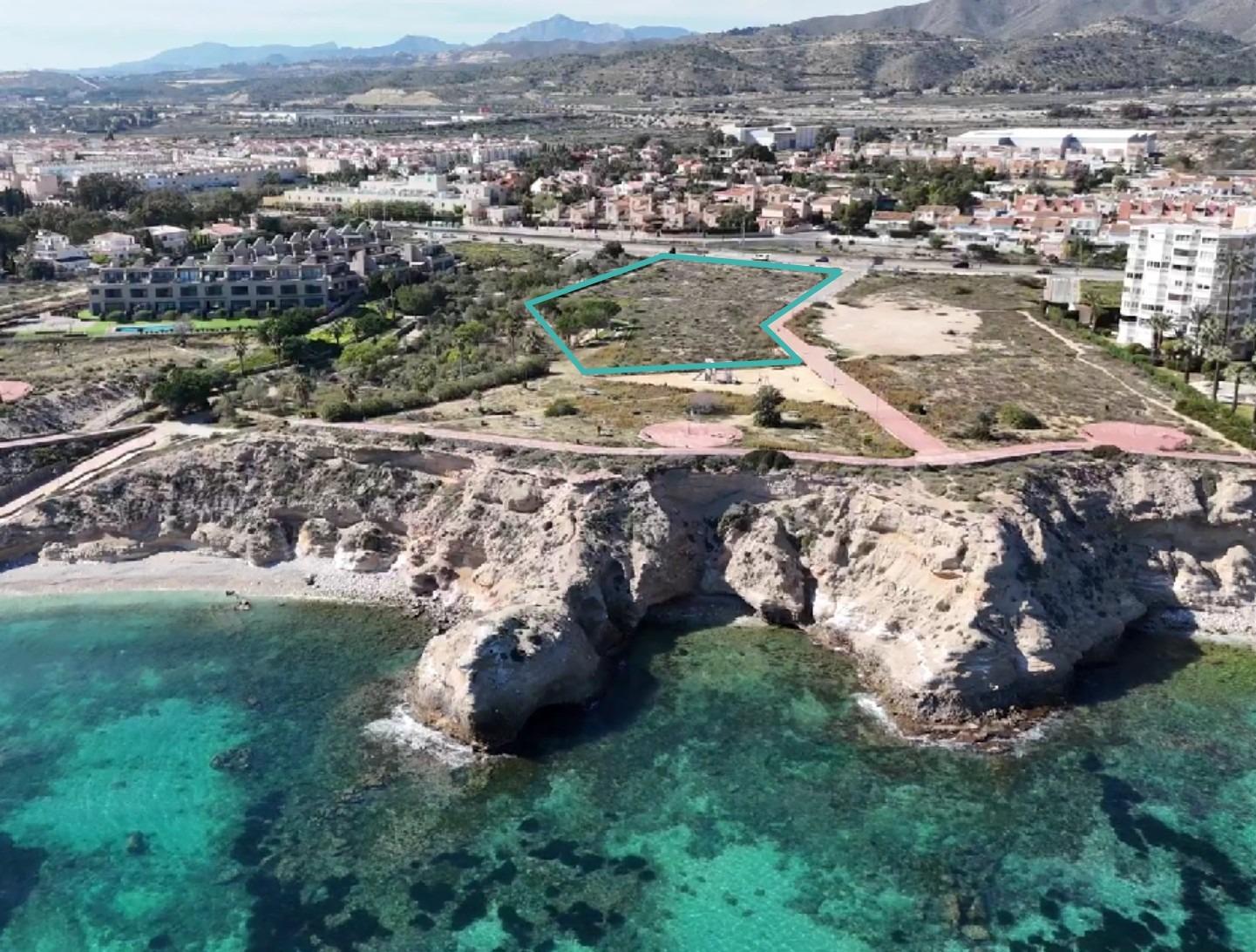 Exclusivas viviendas en primera línea de playa en El Campello, Costa Blanca, Descubre adosados de lujo en primera línea de Playa del Amerador, El Campello. 30 exclusivas viviendas con vistas al mar, solárium, jardín y acceso directo a la