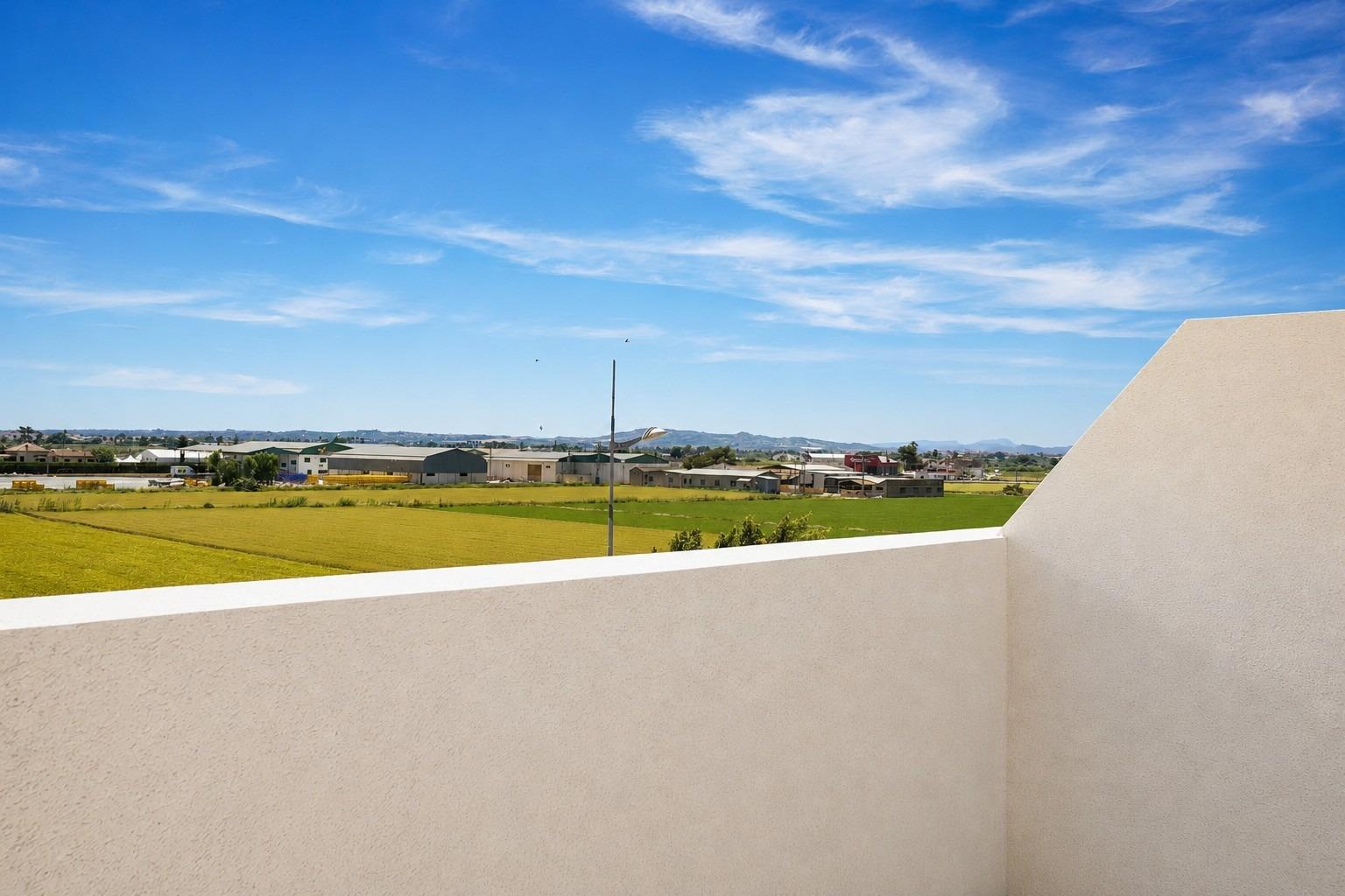 Adosados modernos en Dolores con piscina comunitaria, Exclusivos adosados modernos en Dolores, Alicante. Disfruta de vida mediterránea, solárium con vistas, piscina comunitaria y cercanía a playas. ¡Tu sueño en Cos