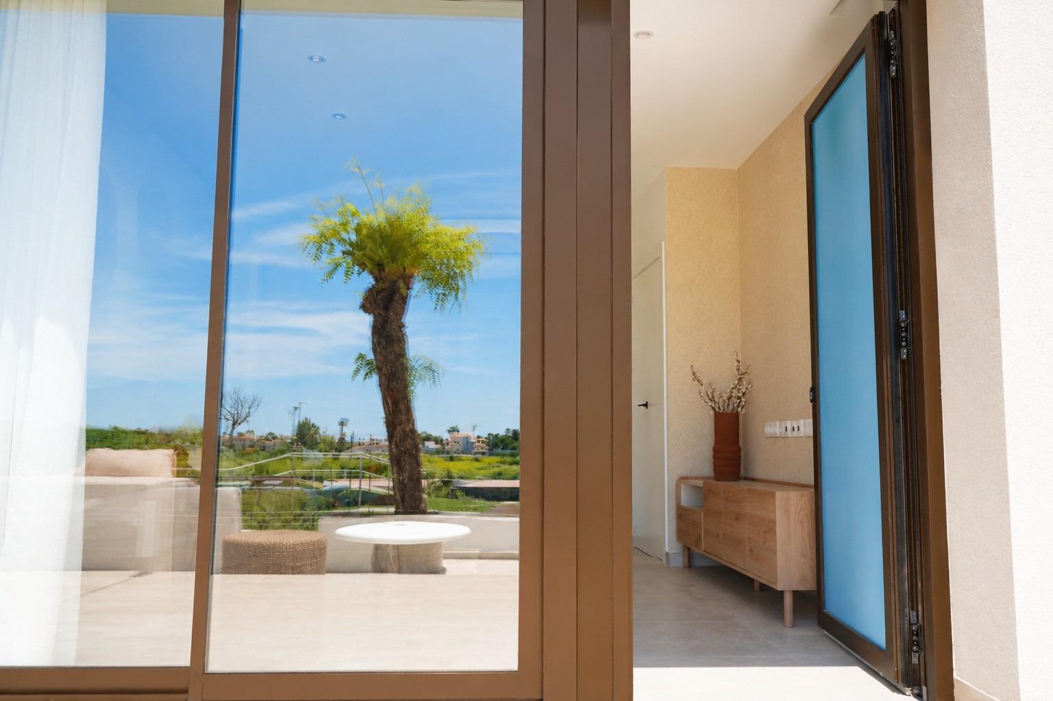 Adosados modernos en Dolores con piscina comunitaria, Exclusivos adosados modernos en Dolores, Alicante. Disfruta de vida mediterránea, solárium con vistas, piscina comunitaria y cercanía a playas. ¡Tu sueño en Cos