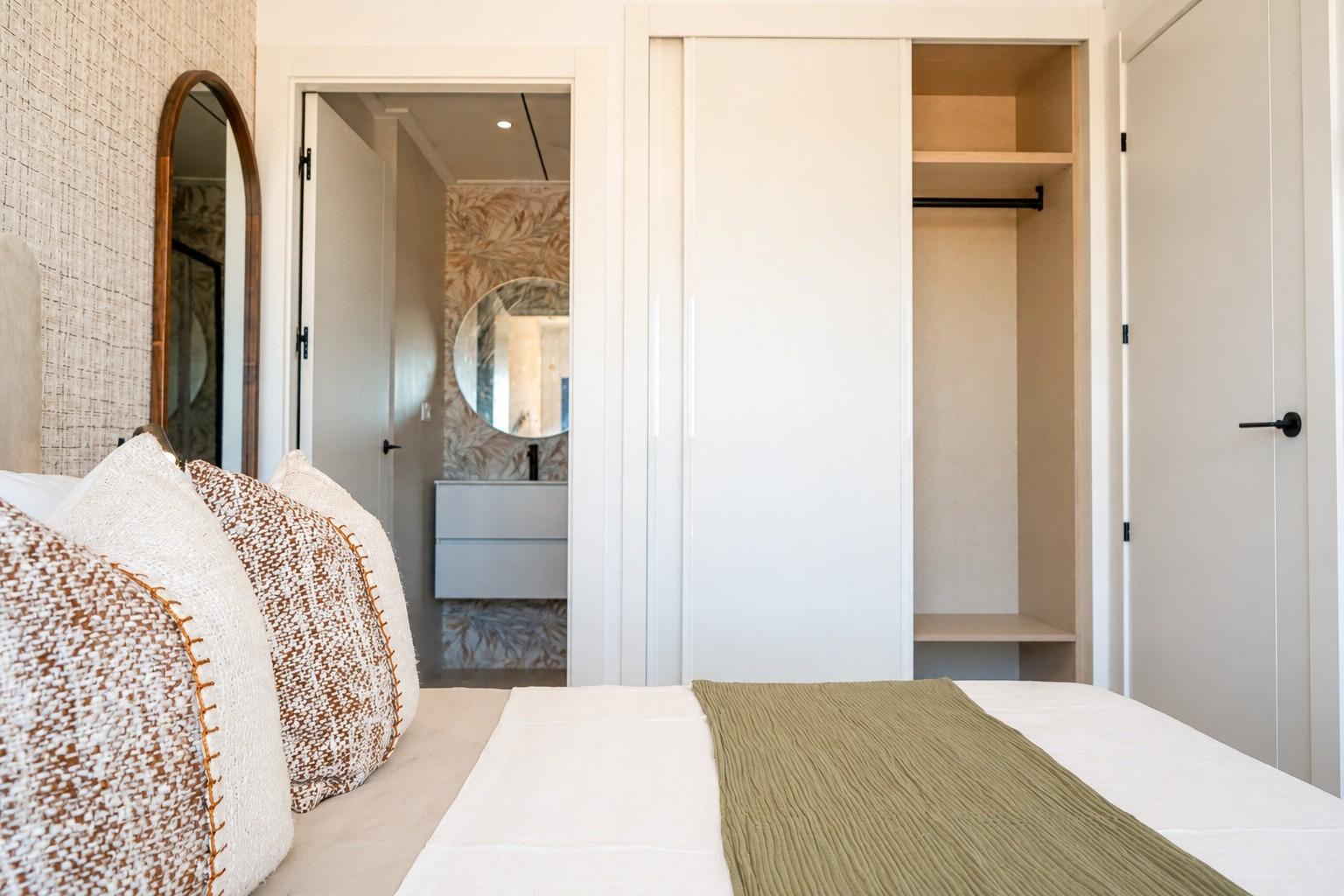 Adosados modernos en Dolores con piscina comunitaria, Exclusivos adosados modernos en Dolores, Alicante. Disfruta de vida mediterránea, solárium con vistas, piscina comunitaria y cercanía a playas. ¡Tu sueño en Cos