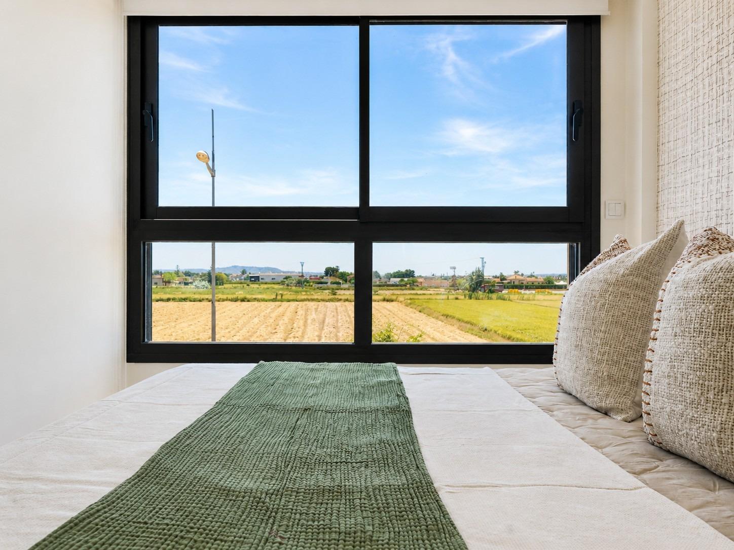 Adosados modernos en Dolores con piscina comunitaria, Exclusivos adosados modernos en Dolores, Alicante. Disfruta de vida mediterránea, solárium con vistas, piscina comunitaria y cercanía a playas. ¡Tu sueño en Cos