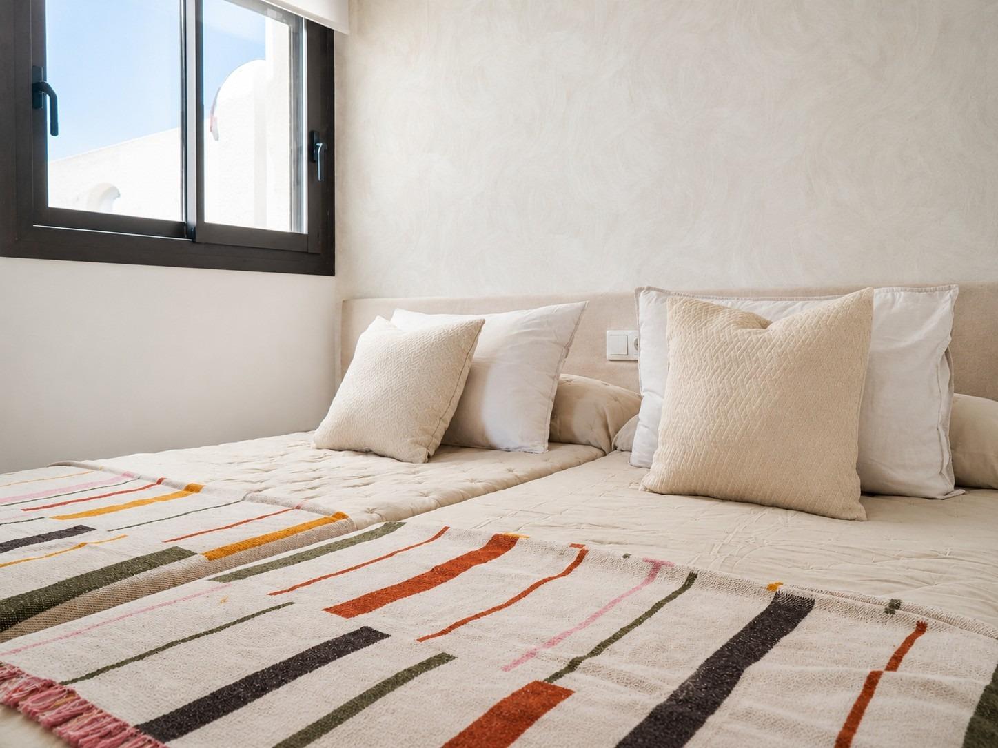 Adosados modernos en Dolores con piscina comunitaria, Exclusivos adosados modernos en Dolores, Alicante. Disfruta de vida mediterránea, solárium con vistas, piscina comunitaria y cercanía a playas. ¡Tu sueño en Cos