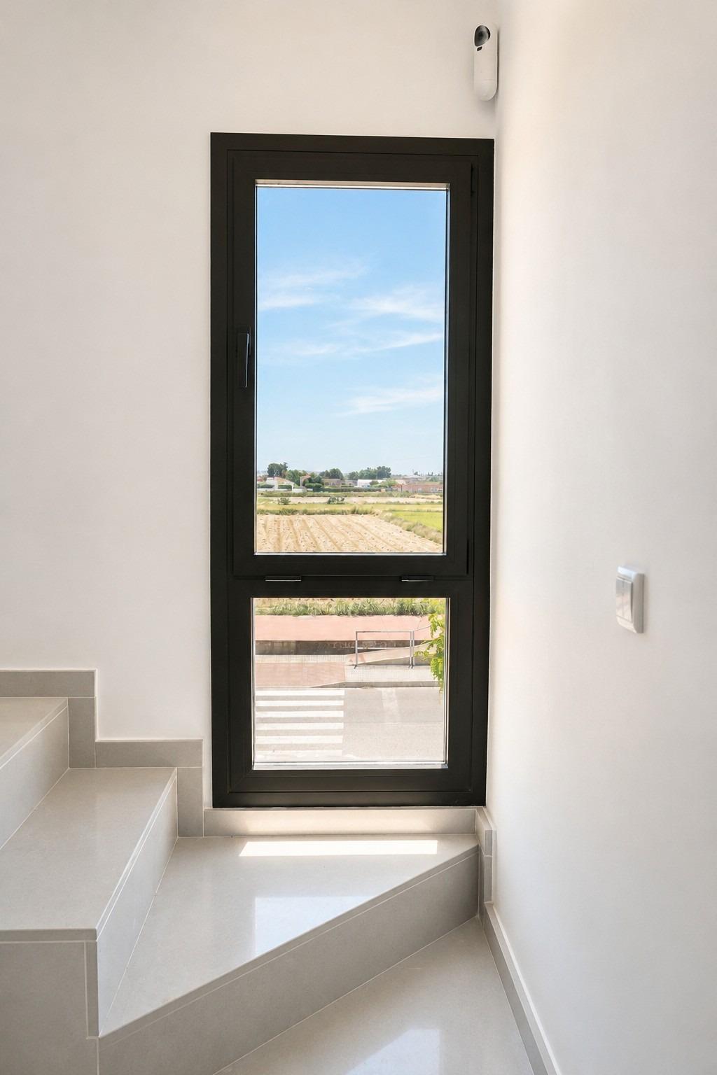 Adosados modernos en Dolores con piscina comunitaria, Exclusivos adosados modernos en Dolores, Alicante. Disfruta de vida mediterránea, solárium con vistas, piscina comunitaria y cercanía a playas. ¡Tu sueño en Cos