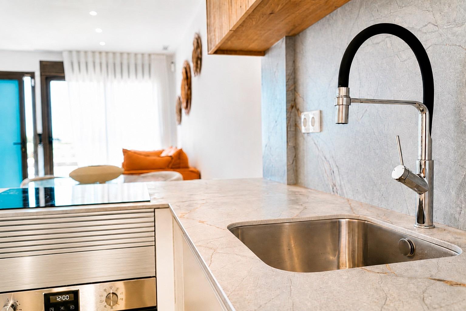 Adosados modernos en Dolores con piscina comunitaria, Exclusivos adosados modernos en Dolores, Alicante. Disfruta de vida mediterránea, solárium con vistas, piscina comunitaria y cercanía a playas. ¡Tu sueño en Cos