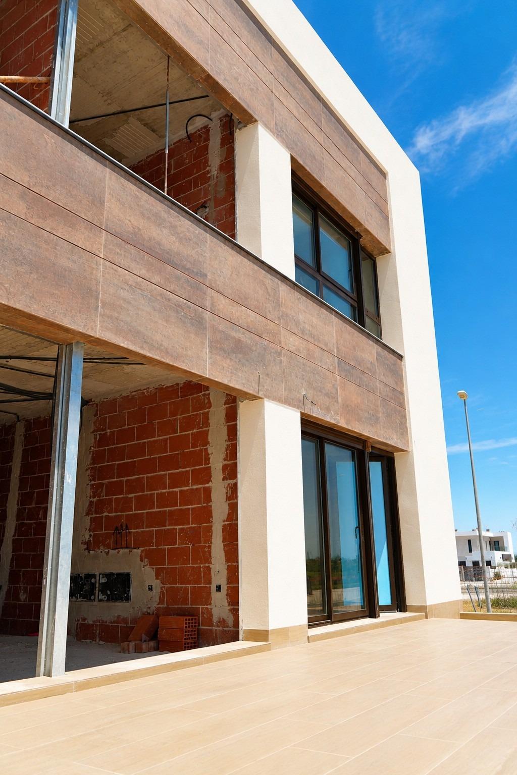 Adosados modernos en Dolores con piscina comunitaria, Exclusivos adosados modernos en Dolores, Alicante. Disfruta de vida mediterránea, solárium con vistas, piscina comunitaria y cercanía a playas. ¡Tu sueño en Cos