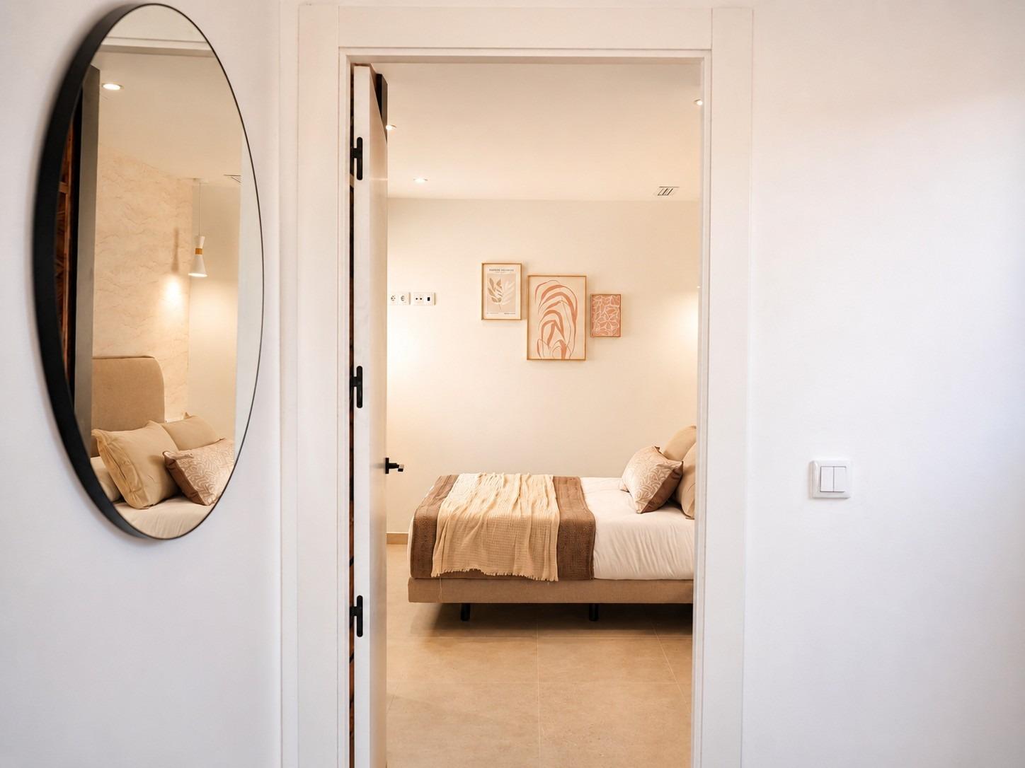 Adosados modernos en Dolores con piscina comunitaria, Exclusivos adosados modernos en Dolores, Alicante. Disfruta de vida mediterránea, solárium con vistas, piscina comunitaria y cercanía a playas. ¡Tu sueño en Cos