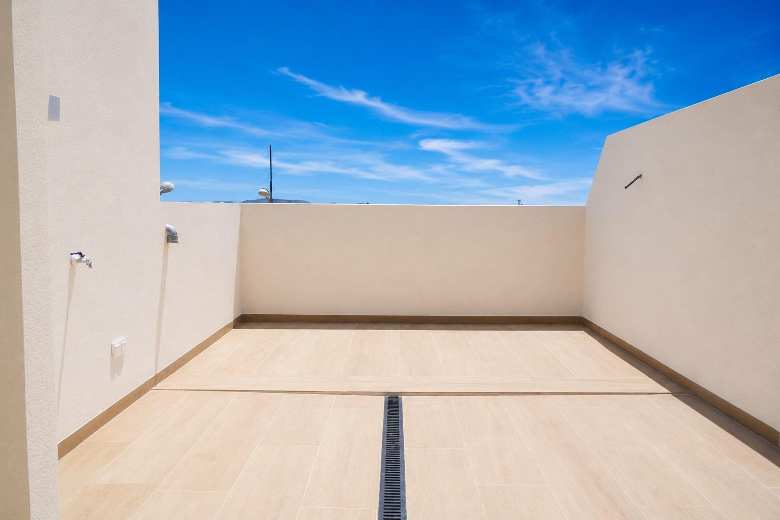 Adosados modernos en Dolores con piscina comunitaria, Exclusivos adosados modernos en Dolores, Alicante. 2-3 dormitorios, solárium, piscina comunitaria. Cerca de playas y aeropuerto. ¡Viva la Costa Blanca!