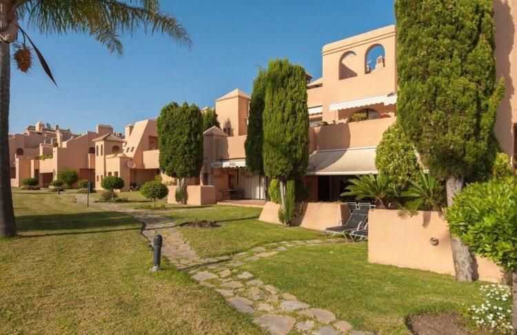 ¡Espectacular Ático Moderno a un Precio Excepcional en Benahavís!