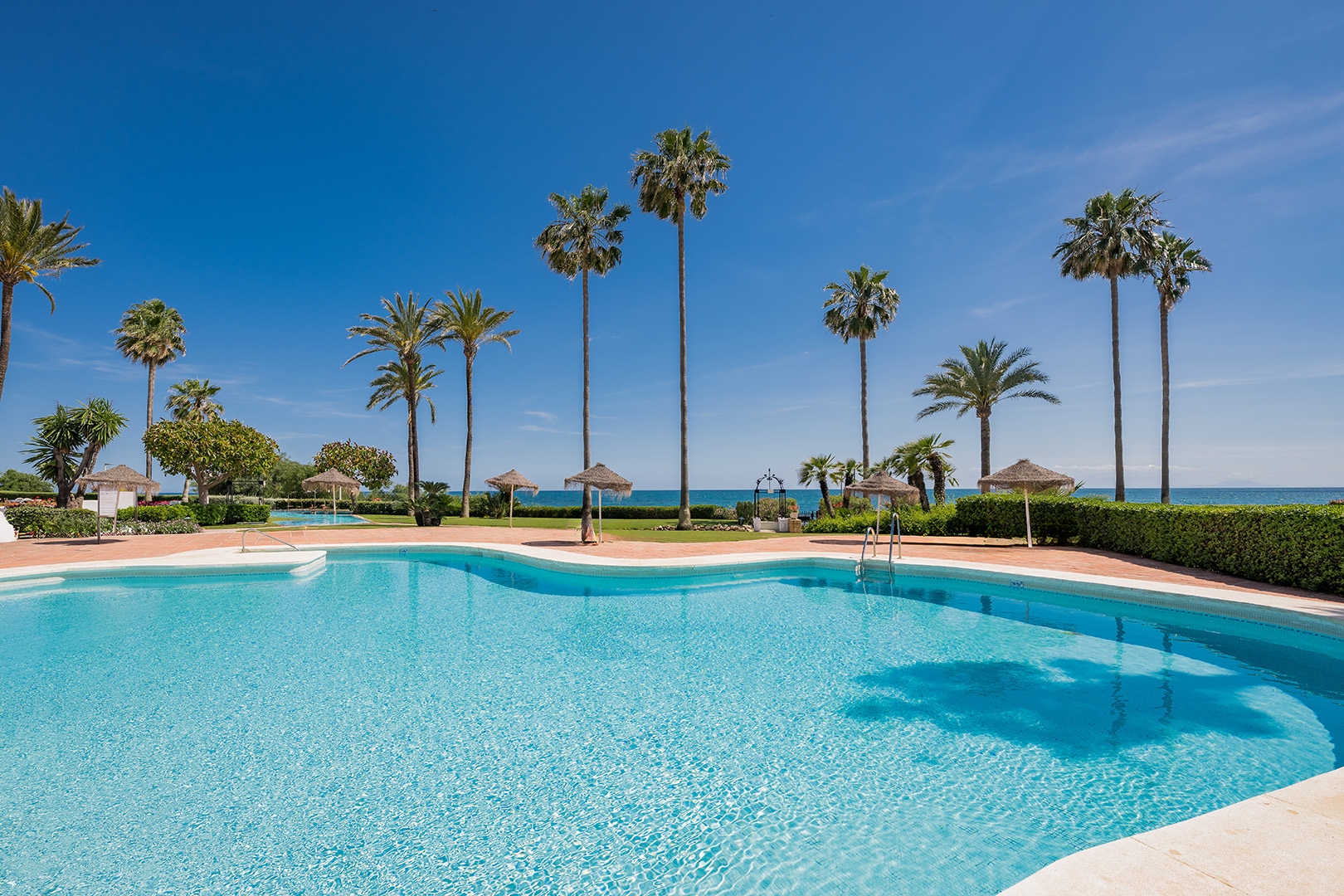 Exclusivo Apartamento de Lujo en Primera Línea de Playa, Estepona