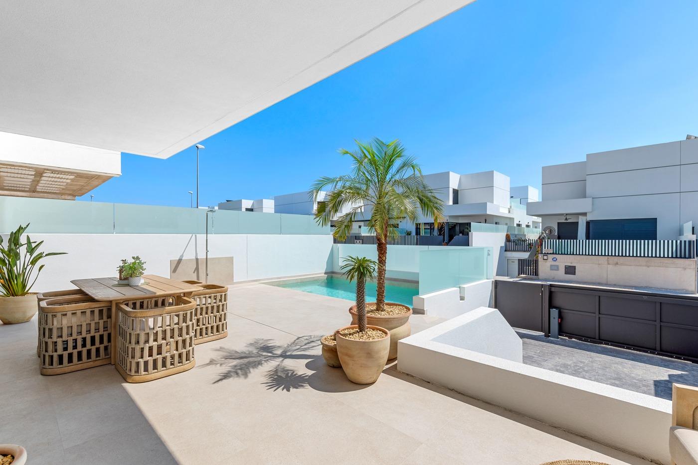 Estrena Adosado en Dolores: Sol y Calidad de Vida, Estrena villa adosada de 3 dorm. en Dolores, Alicante. Vive la Costa Blanca Sur: playas, golf y aeropuerto cerca. Tu hogar moderno y confortable te espera.
