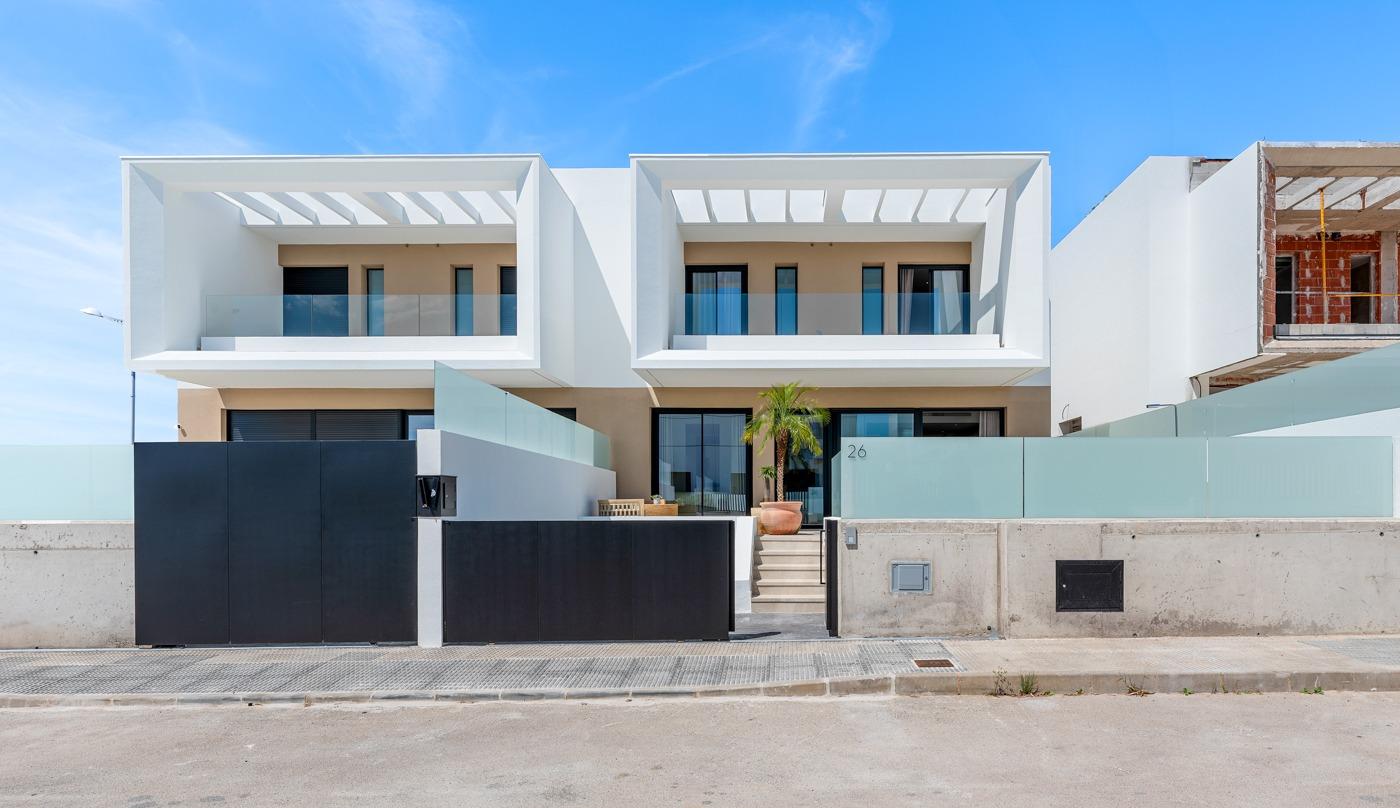 Estrena Adosado en Dolores: Sol y Calidad de Vida, Estrena villa adosada de 3 dorm. en Dolores, Alicante. Vive la Costa Blanca Sur: playas, golf y aeropuerto cerca. Tu hogar moderno y confortable te espera.
