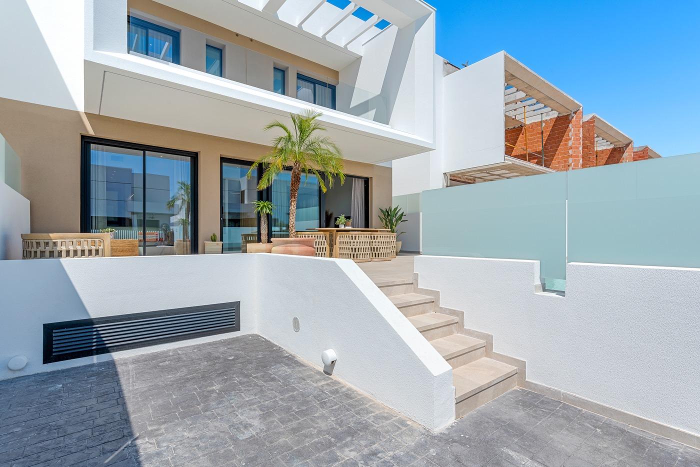 Estrena Adosado en Dolores: Sol y Calidad de Vida, Estrena villa adosada de 3 dorm. en Dolores, Alicante. Vive la Costa Blanca Sur: playas, golf y aeropuerto cerca. Tu hogar moderno y confortable te espera.