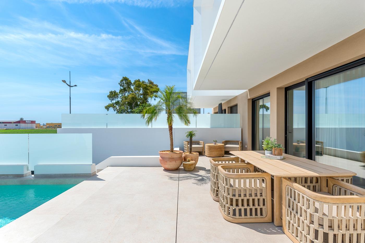 Estrena Adosado en Dolores: Sol y Calidad de Vida, Estrena villa adosada de 3 dorm. en Dolores, Alicante. Vive la Costa Blanca Sur: playas, golf y aeropuerto cerca. Tu hogar moderno y confortable te espera.