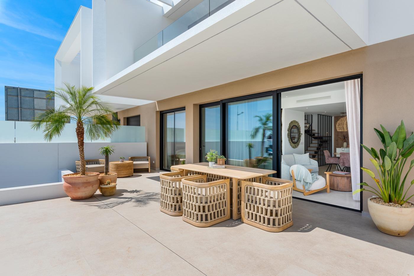 Estrena Adosado en Dolores: Sol y Calidad de Vida, Estrena villa adosada de 3 dorm. en Dolores, Alicante. Vive la Costa Blanca Sur: playas, golf y aeropuerto cerca. Tu hogar moderno y confortable te espera.