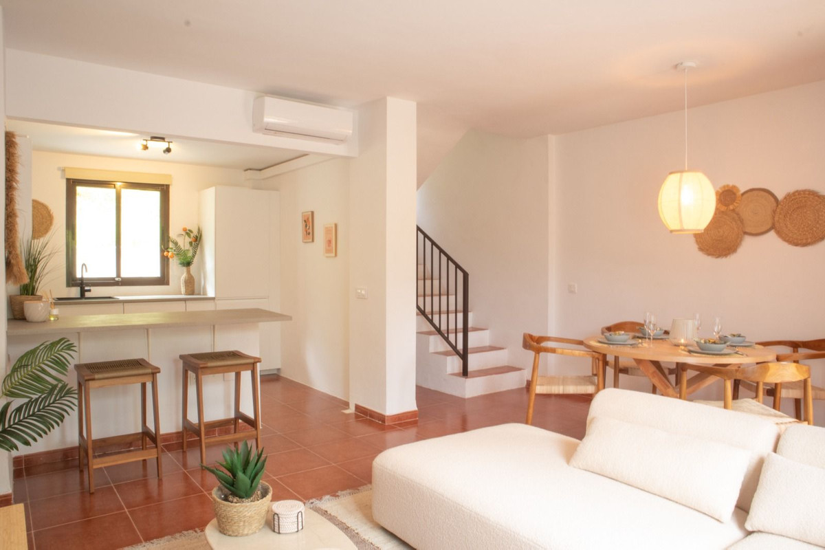 Adosado en Venta Costa del Sol, Vive el lujo en Casares Costa, Costa del Sol. Adosado reformado, 3 dorm, jardín, terraza, piscinas. A pasos de la playa. ¡Con licencia vacacional! Inversión ren