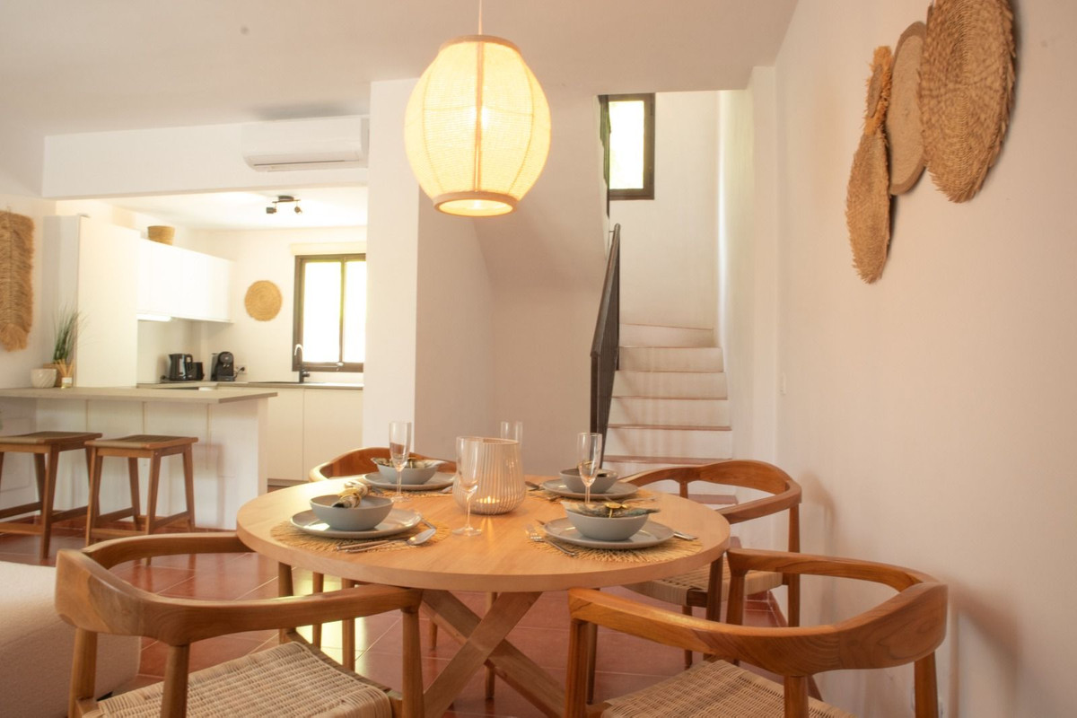 Adosado en Venta Costa del Sol, Vive el lujo en Casares Costa, Costa del Sol. Adosado reformado, 3 dorm, jardín, terraza, piscinas. A pasos de la playa. ¡Con licencia vacacional! Inversión ren