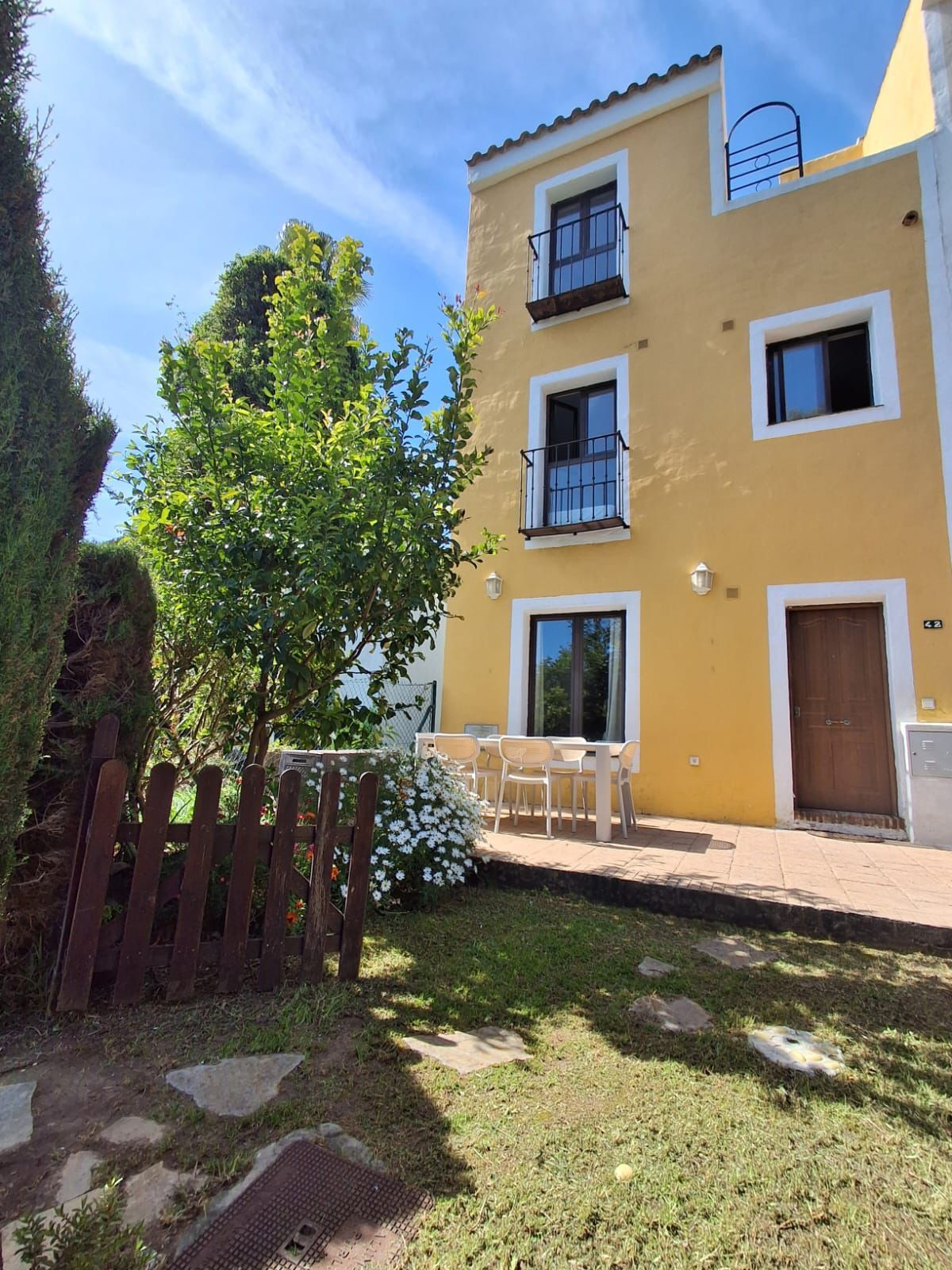 Adosado en Venta Costa del Sol, Vive el lujo en Casares Costa, Costa del Sol. Adosado reformado, 3 dorm, jardín, terraza, piscinas. A pasos de la playa. ¡Con licencia vacacional! Inversión ren
