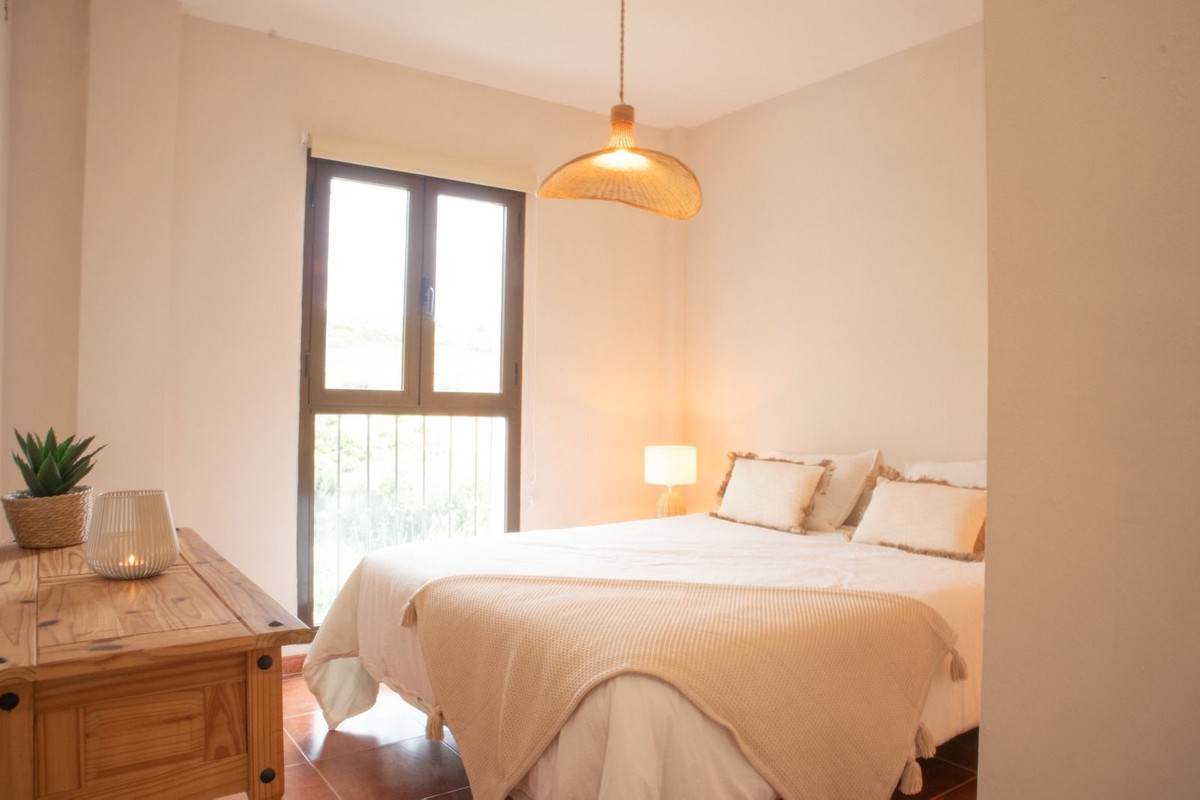 Adosado en Venta Costa del Sol, Vive el lujo en Casares Costa, Costa del Sol. Adosado reformado, 3 dorm, jardín, terraza, piscinas. A pasos de la playa. ¡Con licencia vacacional! Inversión ren