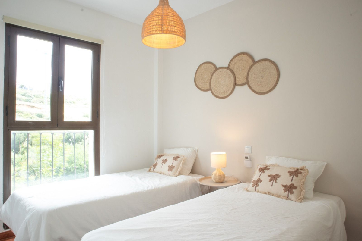 Adosado en Venta Costa del Sol, Vive el lujo en Casares Costa, Costa del Sol. Adosado reformado, 3 dorm, jardín, terraza, piscinas. A pasos de la playa. ¡Con licencia vacacional! Inversión ren
