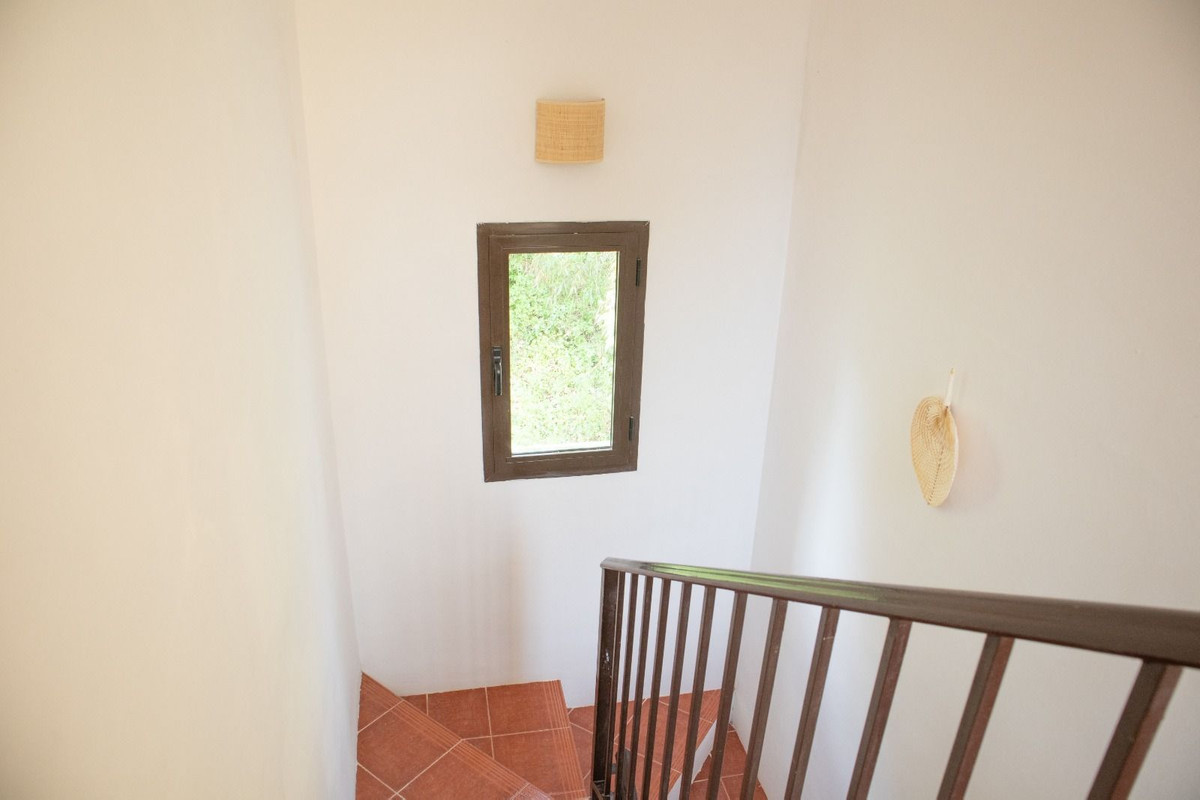 Adosado en Venta Costa del Sol, Vive el lujo en Casares Costa, Costa del Sol. Adosado reformado, 3 dorm, jardín, terraza, piscinas. A pasos de la playa. ¡Con licencia vacacional! Inversión ren