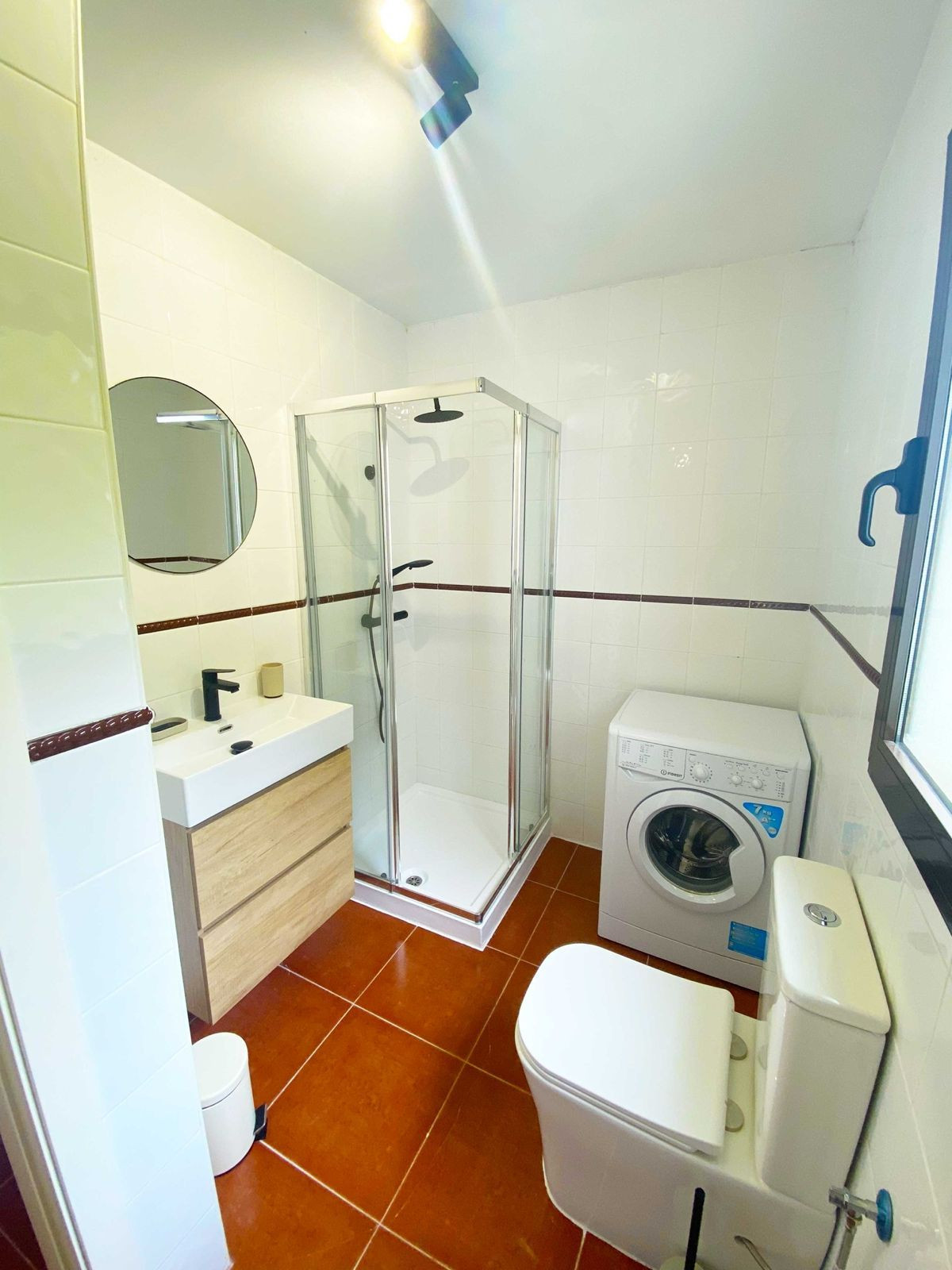 Adosado en Venta Costa del Sol, Vive el lujo en Casares Costa, Costa del Sol. Adosado reformado, 3 dorm, jardín, terraza, piscinas. A pasos de la playa. ¡Con licencia vacacional! Inversión ren
