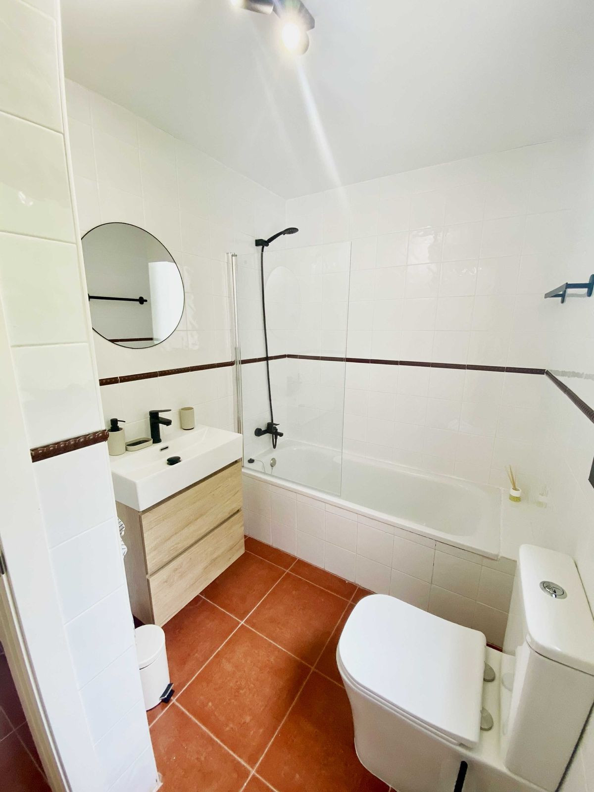 Adosado en Venta Costa del Sol, Vive el lujo en Casares Costa, Costa del Sol. Adosado reformado, 3 dorm, jardín, terraza, piscinas. A pasos de la playa. ¡Con licencia vacacional! Inversión ren