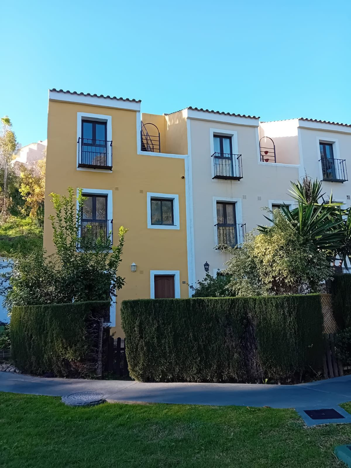 Adosado en Venta Costa del Sol, Vive el lujo en Casares Costa, Costa del Sol. Adosado reformado, 3 dorm, jardín, terraza, piscinas. A pasos de la playa. ¡Con licencia vacacional! Inversión ren