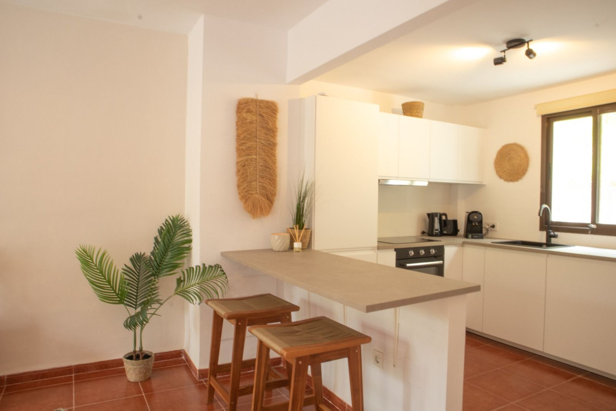Adosado en Venta Costa del Sol, Vive el lujo en Casares Costa, Costa del Sol. Adosado reformado, 3 dorm, jardín, terraza, piscinas. A pasos de la playa. ¡Con licencia vacacional! Inversión ren
