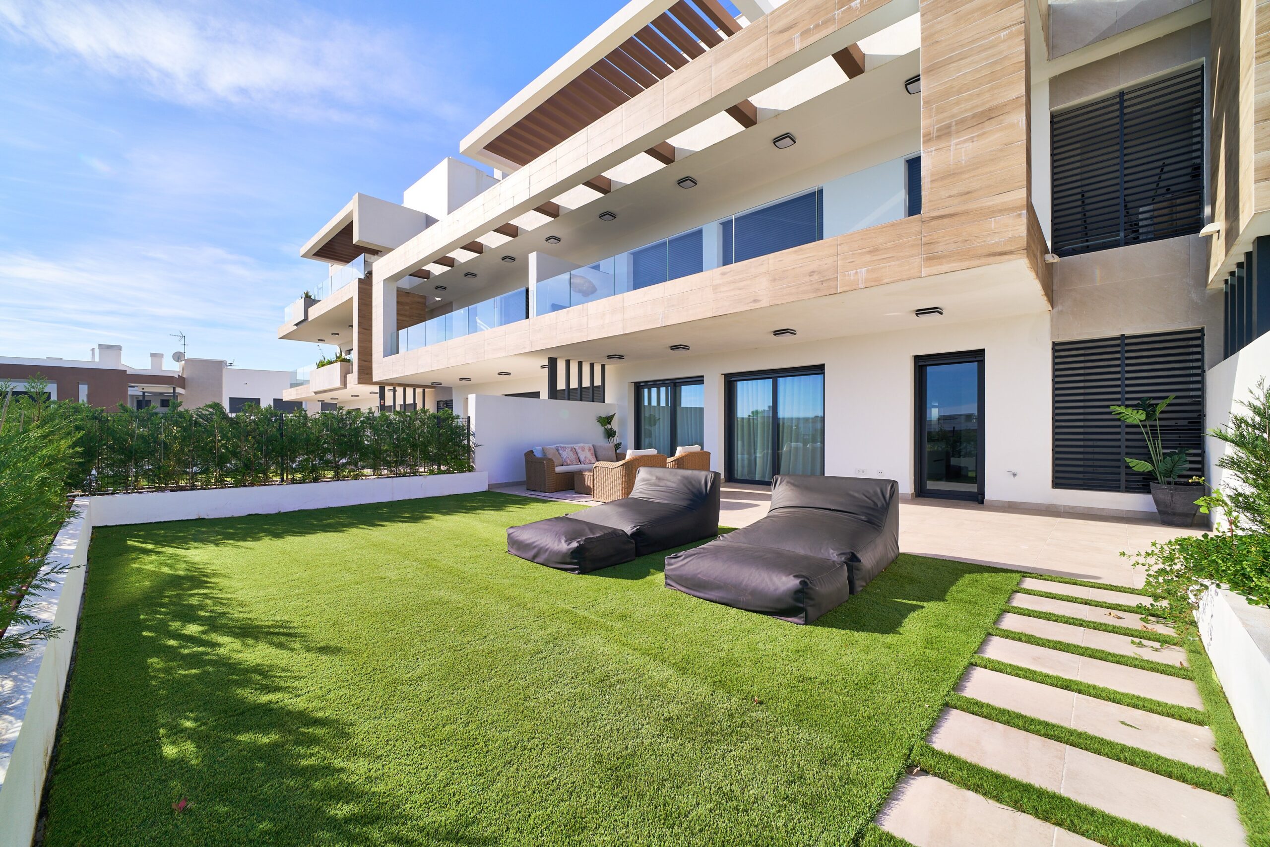 Lujo Obra Nueva en Atalaya, Estepona, Apartamento obra nueva en Atalaya, Estepona. 2 hab, terraza con vistas Costa del Sol. Zonas comunes: piscinas, gym. ¡Invierte en tu vida de ensueño!