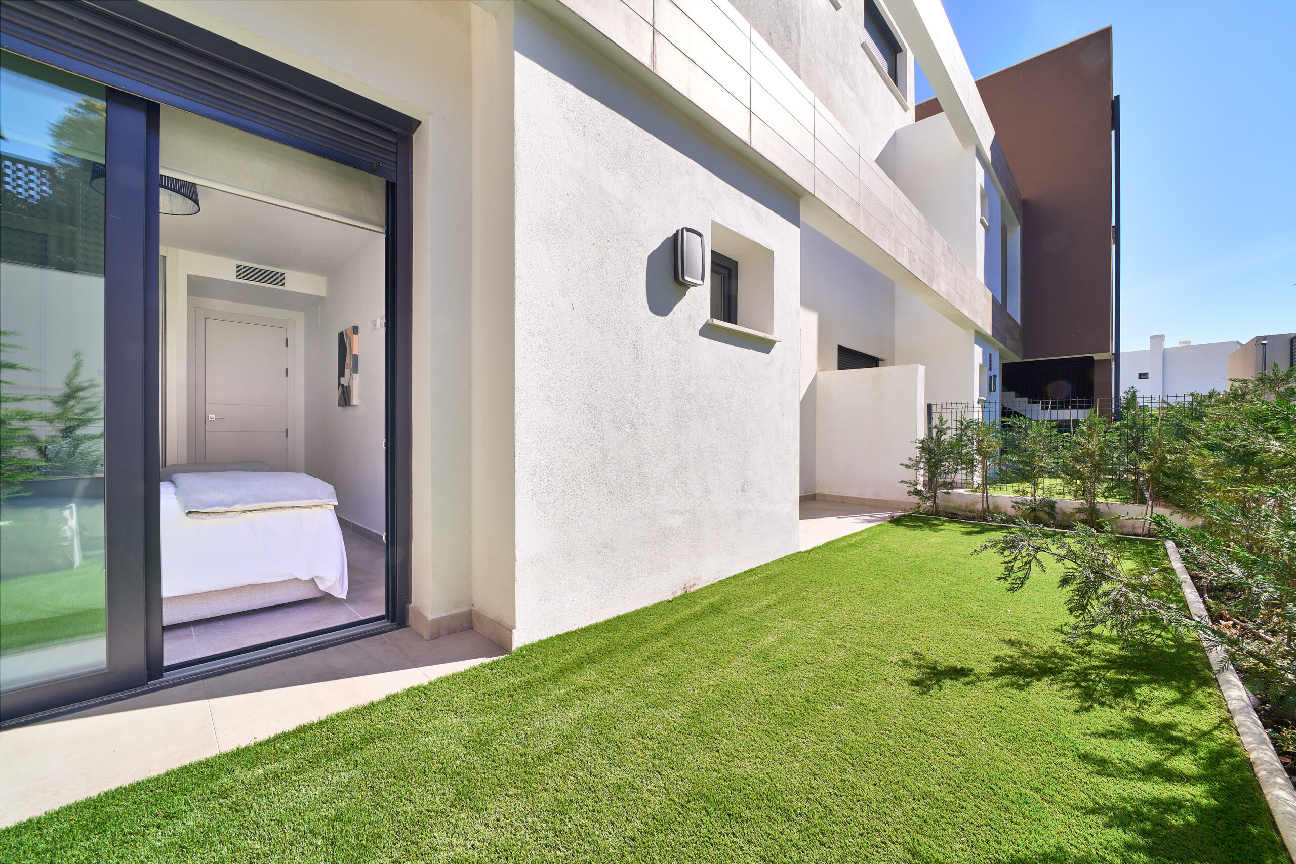 Lujo Obra Nueva en Atalaya, Estepona, Apartamento obra nueva en Atalaya, Estepona. 2 hab, terraza con vistas Costa del Sol. Zonas comunes: piscinas, gym. ¡Invierte en tu vida de ensueño!