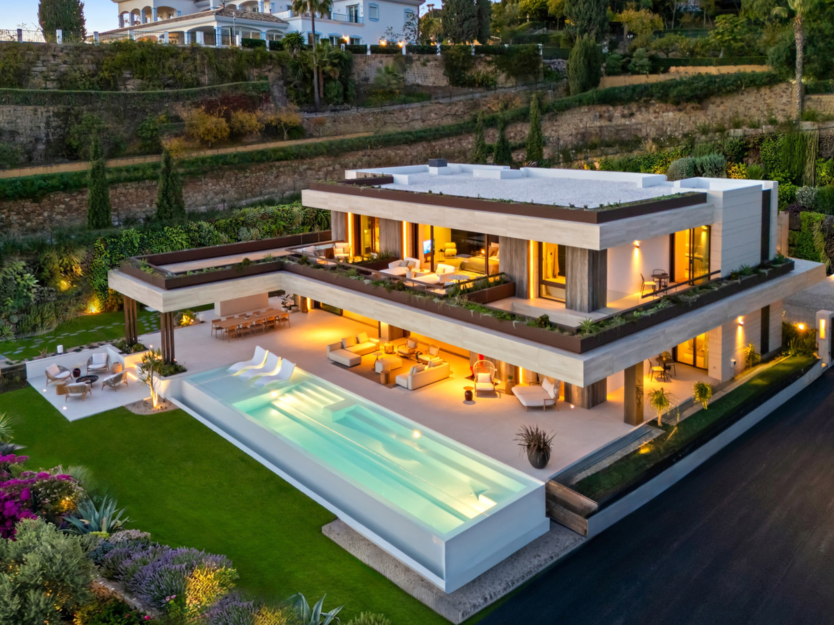 Villa de Lujo en Benahavís: Vistas y Exclusividad, Villa de lujo en Benahavís, La Quinta. Vistas panorámicas al mar y montaña. Diseño exclusivo, 5 dorm, piscina privada. Seguridad 24h. Cerca de Puerto Banús. Viv