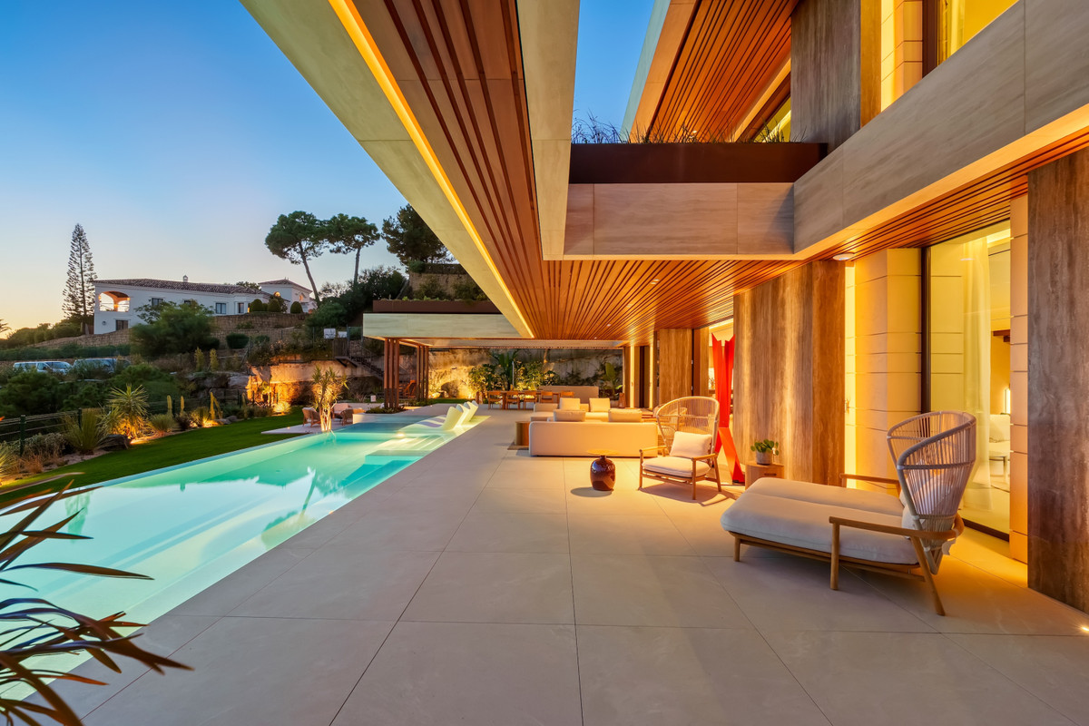 Villa de Lujo en Benahavís: Vistas y Exclusividad, Villa de lujo en Benahavís, La Quinta. Vistas panorámicas al mar y montaña. Diseño exclusivo, 5 dorm, piscina privada. Seguridad 24h. Cerca de Puerto Banús. Viv