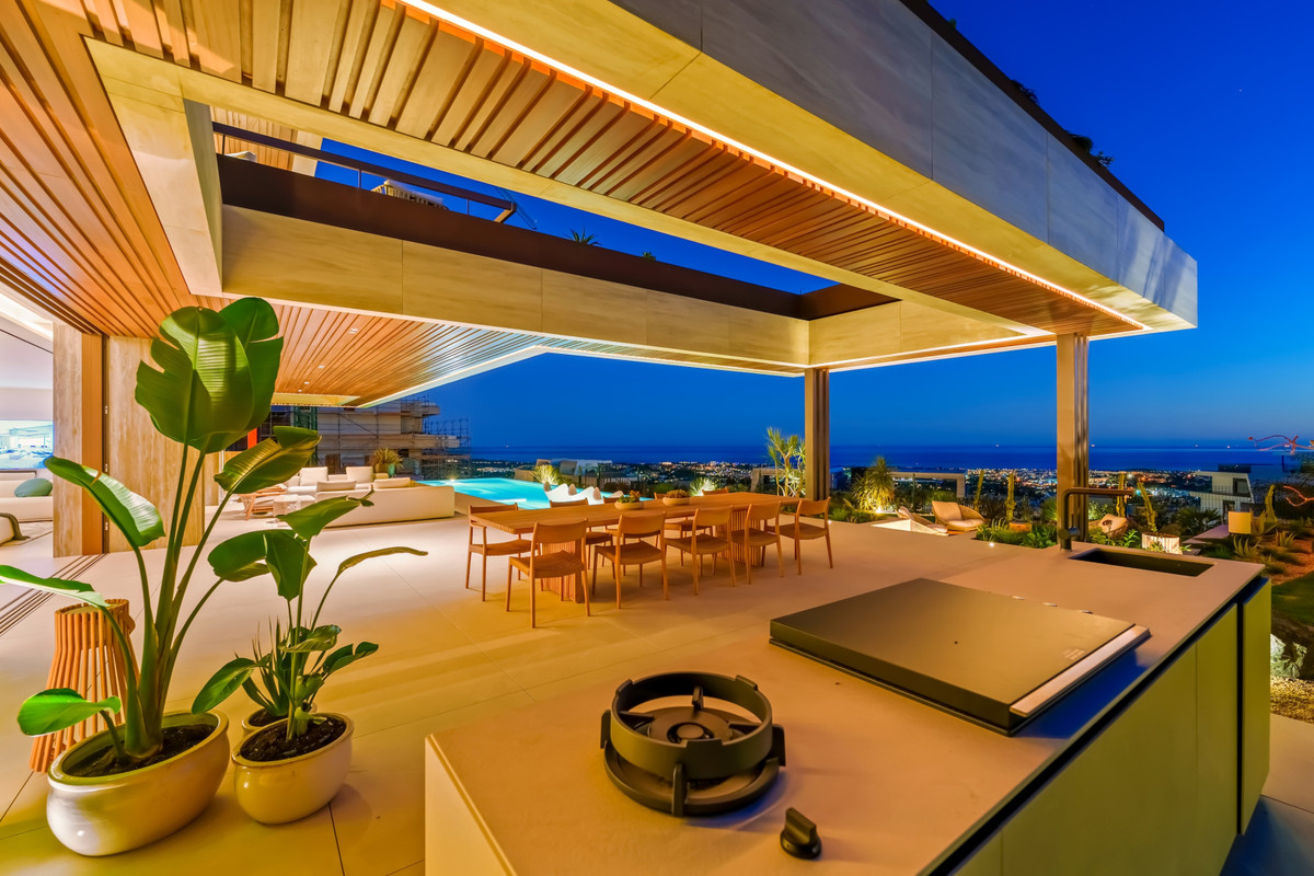 Villa de Lujo en Benahavís: Vistas y Exclusividad, Villa de lujo en Benahavís, La Quinta. Vistas panorámicas al mar y montaña. Diseño exclusivo, 5 dorm, piscina privada. Seguridad 24h. Cerca de Puerto Banús. Viv