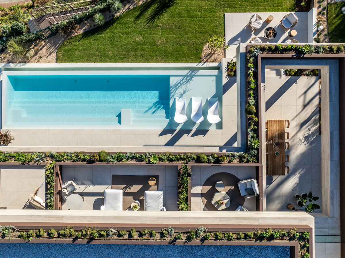 Villa de Lujo en Benahavís: Vistas y Exclusividad, Villa de lujo en Benahavís, La Quinta. Vistas panorámicas al mar y montaña. Diseño exclusivo, 5 dorm, piscina privada. Seguridad 24h. Cerca de Puerto Banús. Viv