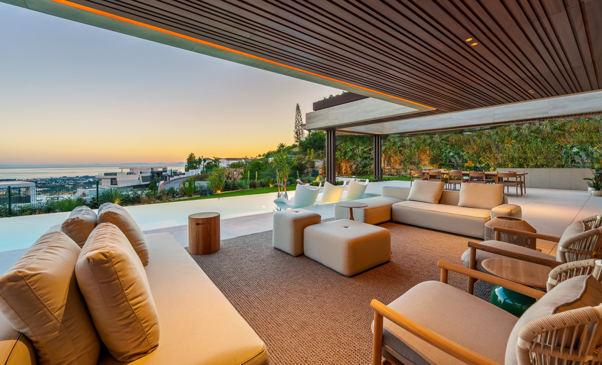 Villa de Lujo en Benahavís: Vistas y Exclusividad, Villa de lujo en Benahavís, La Quinta. Vistas panorámicas al mar y montaña. Diseño exclusivo, 5 dorm, piscina privada. Seguridad 24h. Cerca de Puerto Banús. Viv
