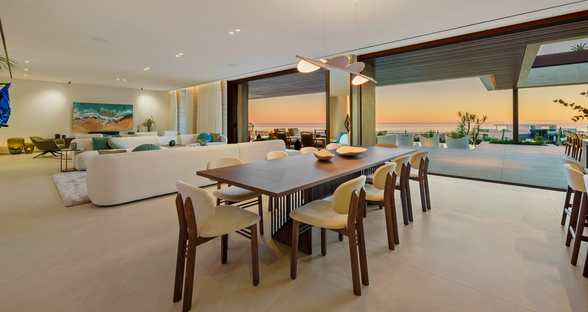 Villa de Lujo en Benahavís: Vistas y Exclusividad, Villa de lujo en Benahavís, La Quinta. Vistas panorámicas al mar y montaña. Diseño exclusivo, 5 dorm, piscina privada. Seguridad 24h. Cerca de Puerto Banús. Viv