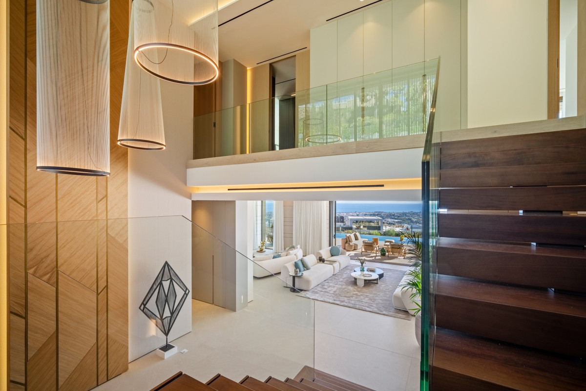 Villa de Lujo en Benahavís: Vistas y Exclusividad, Villa de lujo en Benahavís, La Quinta. Vistas panorámicas al mar y montaña. Diseño exclusivo, 5 dorm, piscina privada. Seguridad 24h. Cerca de Puerto Banús. Viv