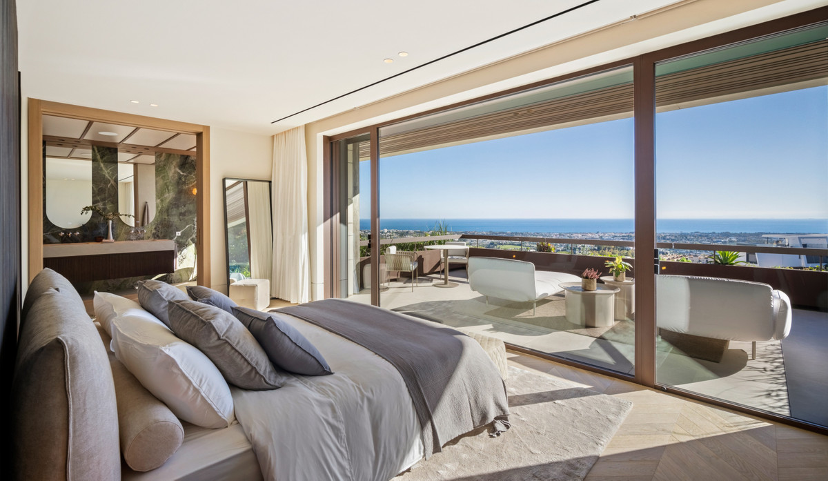 Villa de Lujo en Benahavís: Vistas y Exclusividad, Villa de lujo en Benahavís, La Quinta. Vistas panorámicas al mar y montaña. Diseño exclusivo, 5 dorm, piscina privada. Seguridad 24h. Cerca de Puerto Banús. Viv