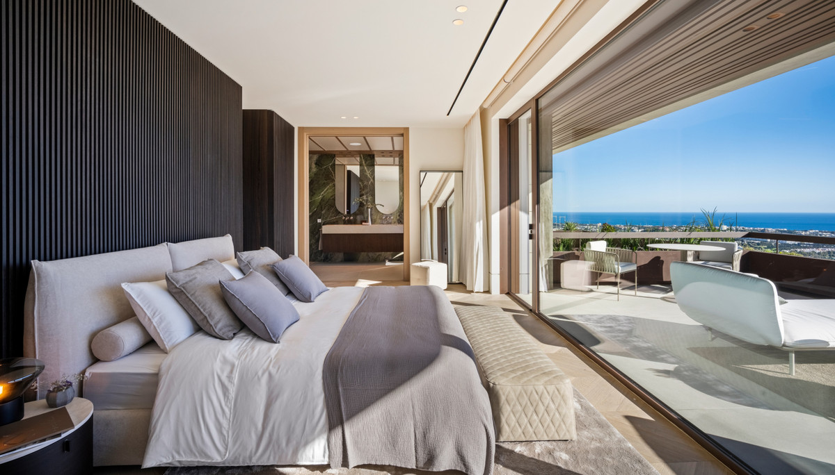 Villa de Lujo en Benahavís: Vistas y Exclusividad, Villa de lujo en Benahavís, La Quinta. Vistas panorámicas al mar y montaña. Diseño exclusivo, 5 dorm, piscina privada. Seguridad 24h. Cerca de Puerto Banús. Viv
