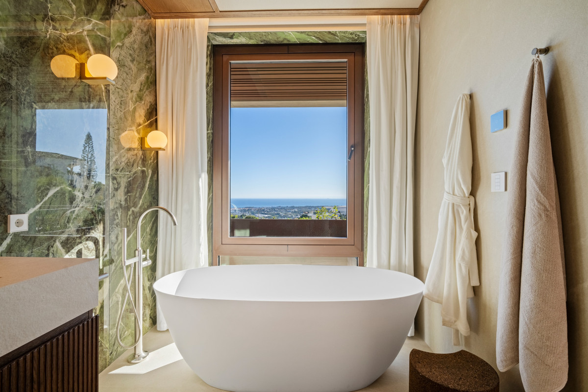 Villa de Lujo en Benahavís: Vistas y Exclusividad, Villa de lujo en Benahavís, La Quinta. Vistas panorámicas al mar y montaña. Diseño exclusivo, 5 dorm, piscina privada. Seguridad 24h. Cerca de Puerto Banús. Viv