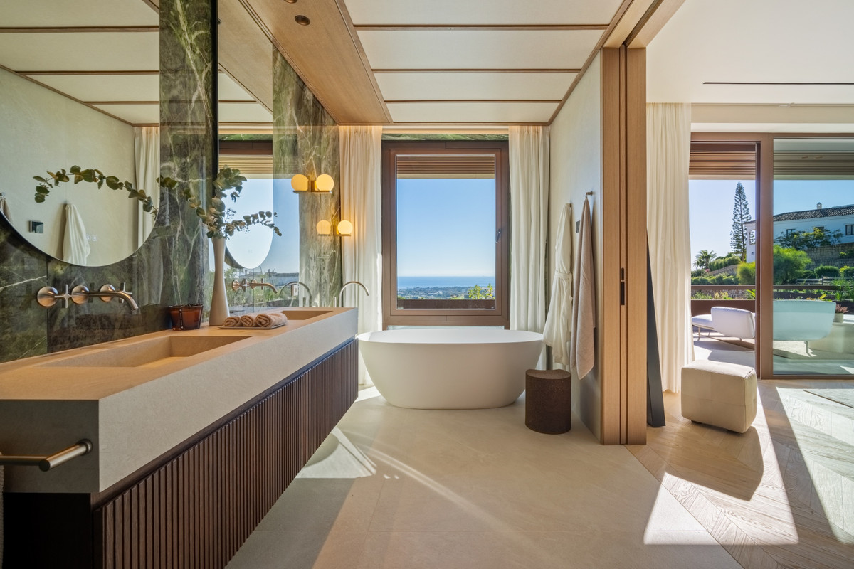 Villa de Lujo en Benahavís: Vistas y Exclusividad, Villa de lujo en Benahavís, La Quinta. Vistas panorámicas al mar y montaña. Diseño exclusivo, 5 dorm, piscina privada. Seguridad 24h. Cerca de Puerto Banús. Viv